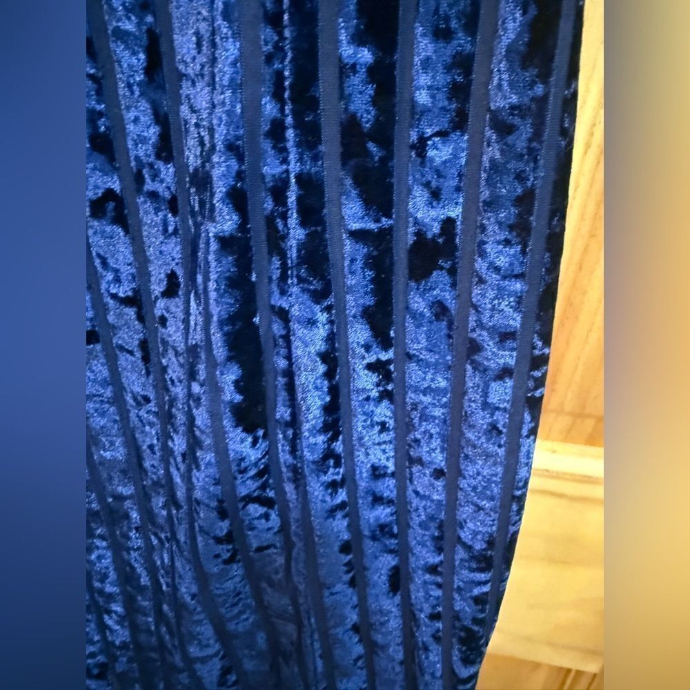 Gorgeous blue velvet dress size Small zips in back - Picture 2 of 10
